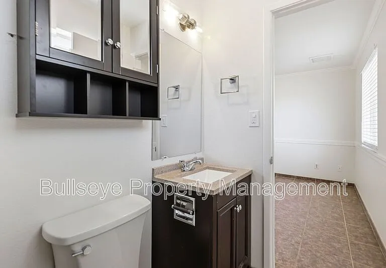 250 E Park Ave — Photo 27