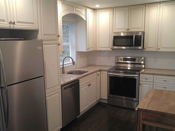 4th image of 11 Hampton Bays Dr