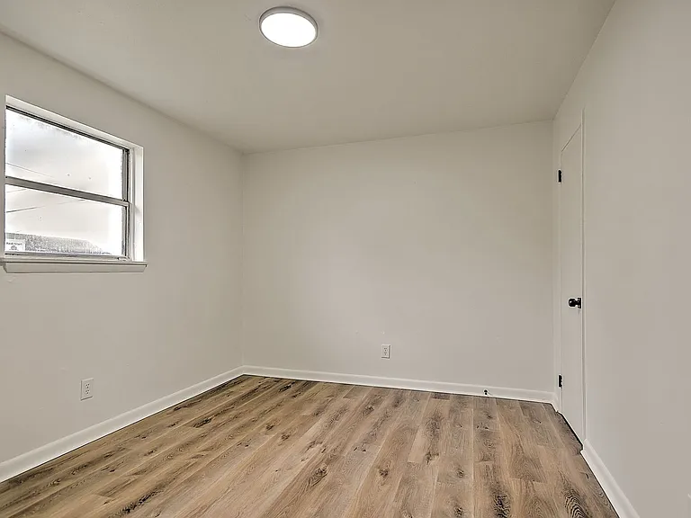 718 W G St — Photo 10