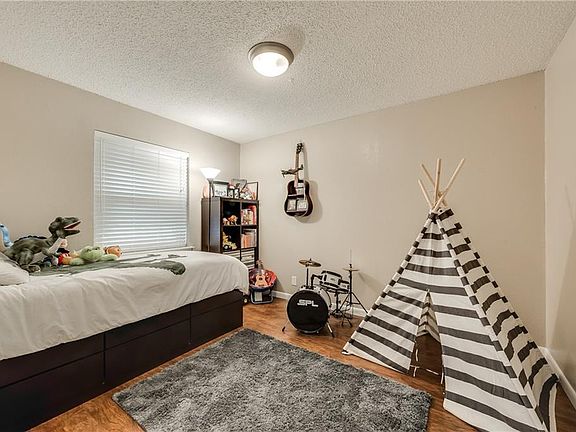 5th image of 2703 Woodlawn Dr