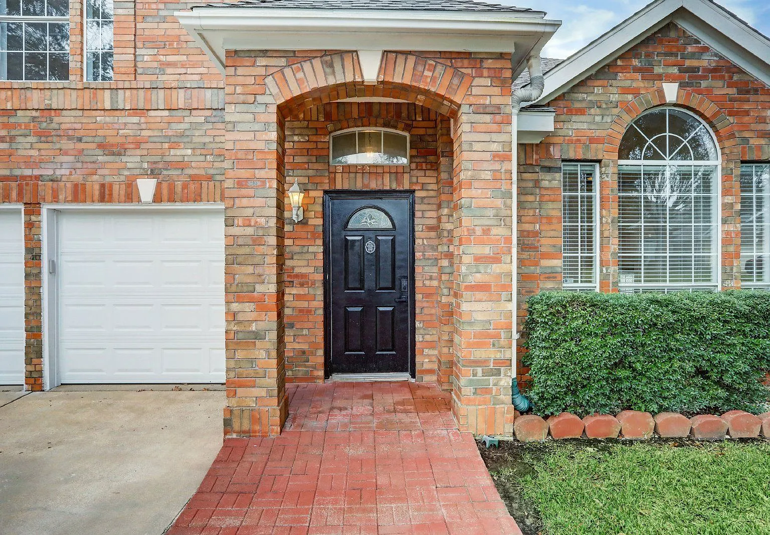 4 bed, 2.5 bath, 2259 sqft, $2,500 — Photo 3