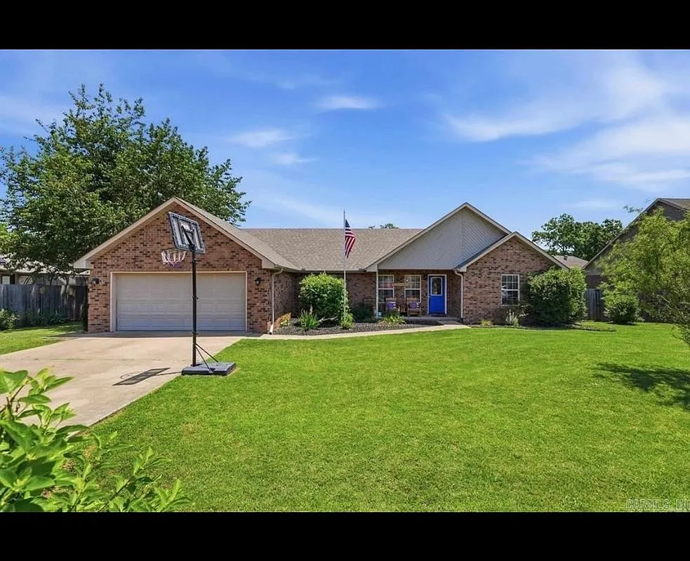 3 bed, 2.0 bath, 1707 sqft, $2,100 — Photo 1