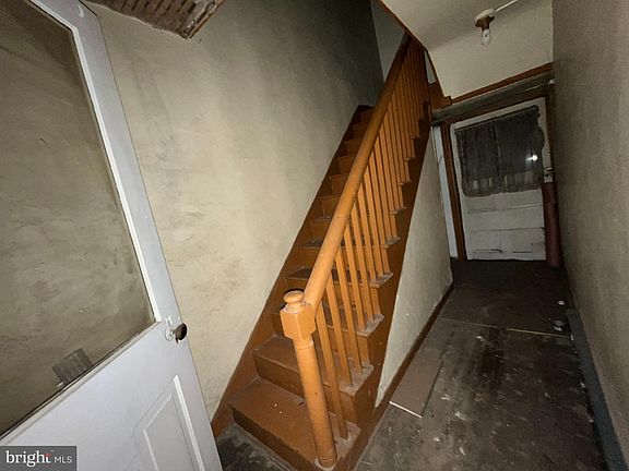 5th image of 146 Polk St