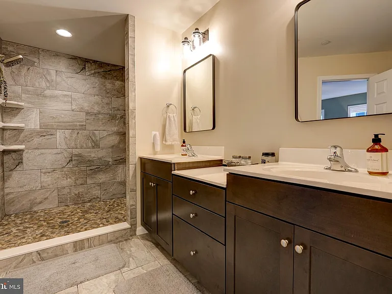 1309 Pedigree St — Photo 32