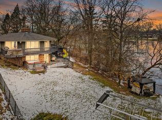 2750 Silverside Rd, Waterford, MI 48328