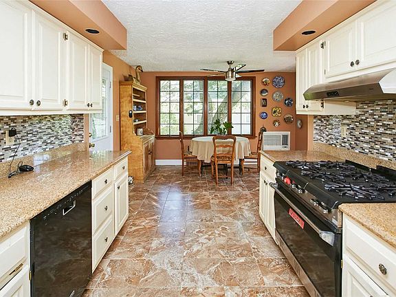 3rd image of 113 Warwick Ave