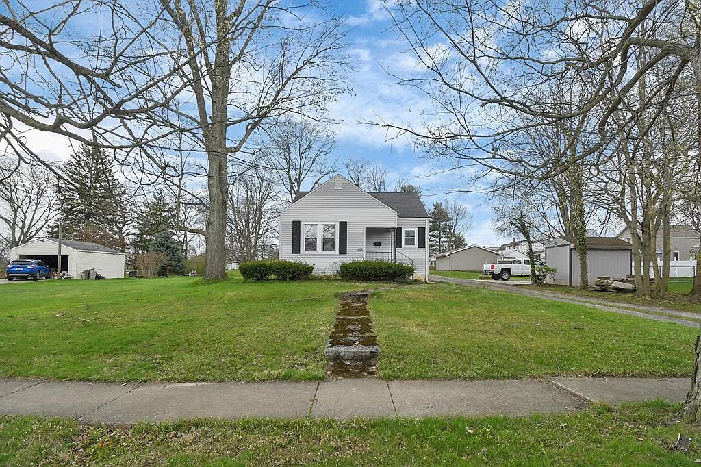 522 Grand St photo 1