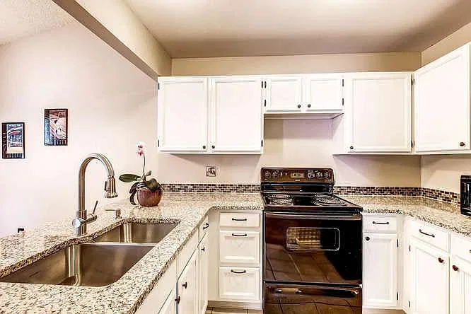 286 S Madison Ave — Photo 2