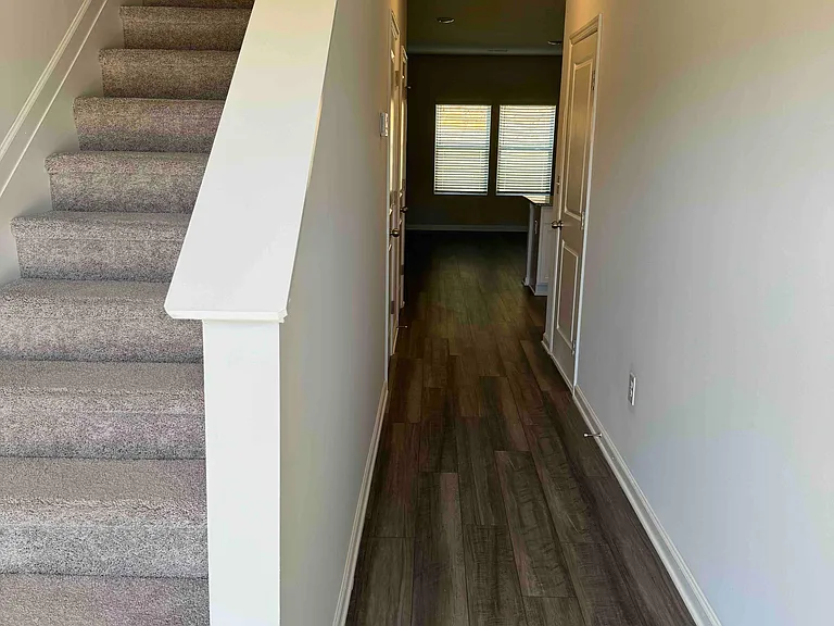 271 Oakwood Dr — Photo 2