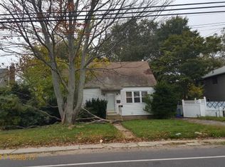 692 County Line Rd, Amityville, NY 11701