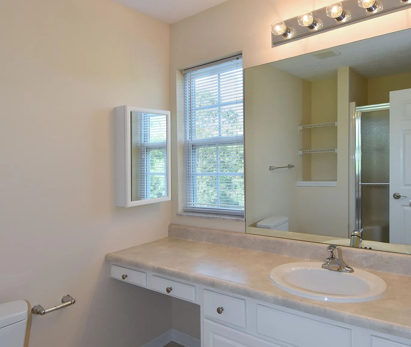 2 bed, 2.5 bath, 1600 sqft, $2,200 — Photo 3
