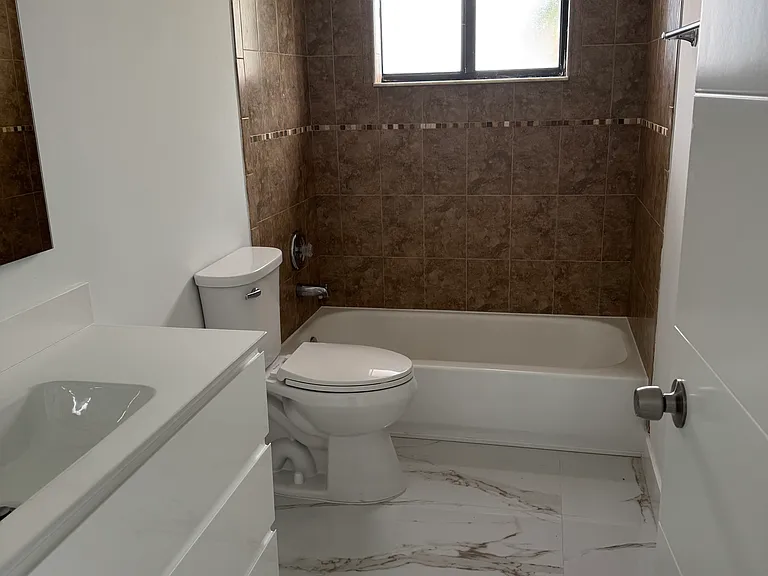 1st Floor comunal bathroom