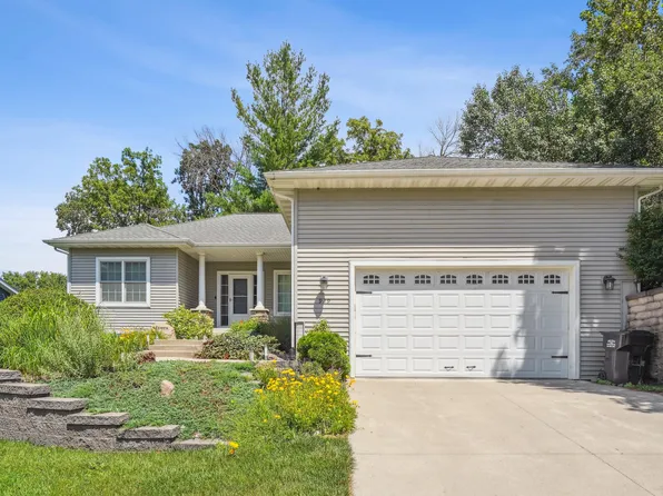 929 Sampson Dr, Nevada, IA 50201