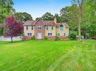 36 Karen Ct, Wading River, NY 11792