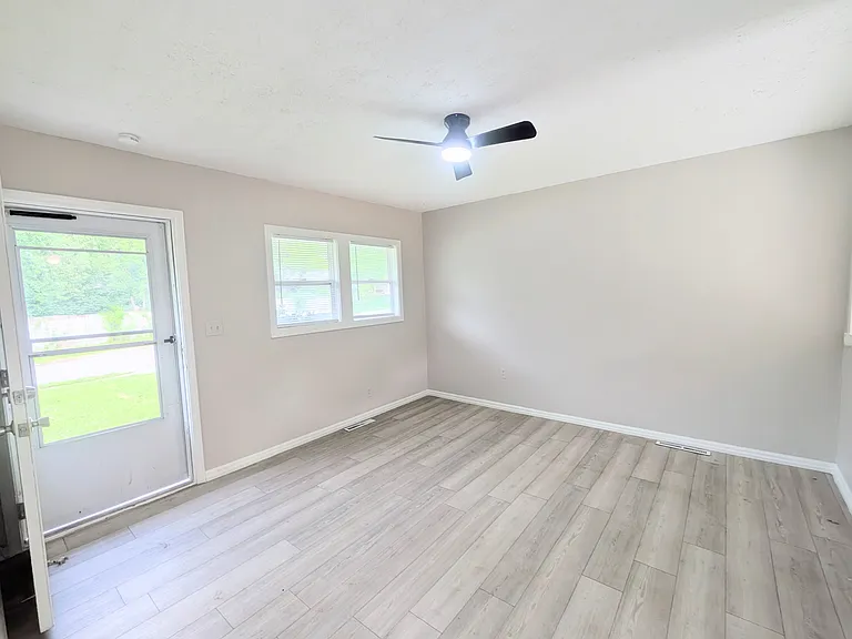 14802 White Ave — Photo 5
