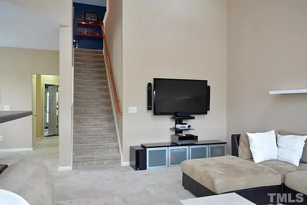 215 Crosby Ln — Photo 8