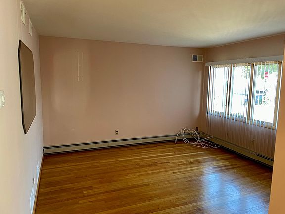 3rd image of 176 Lamport Blvd