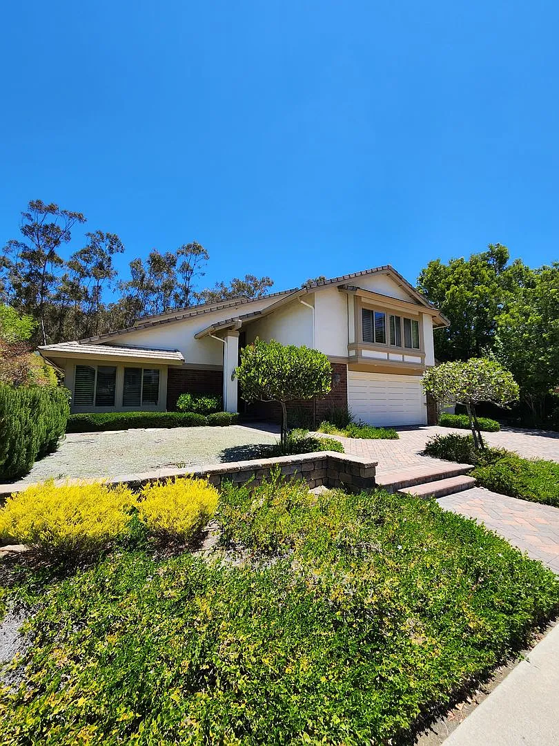4 Bedroom House in Scripps Ranch South Of Pomerado(Crown Pointe) — Photo 1
