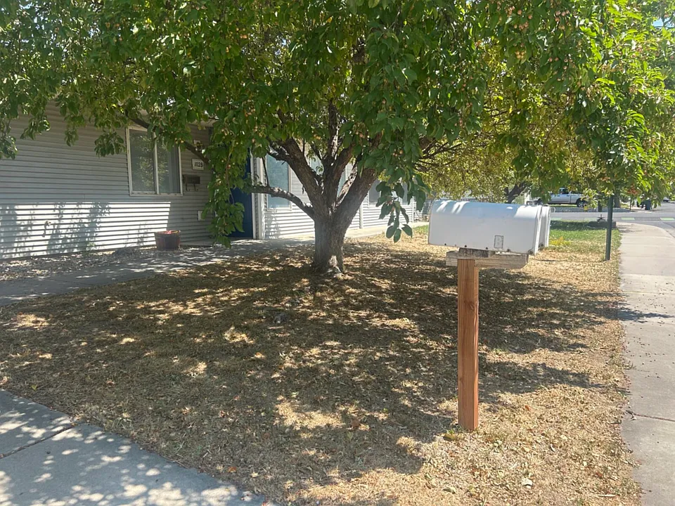102 W Mesa Ave #B
