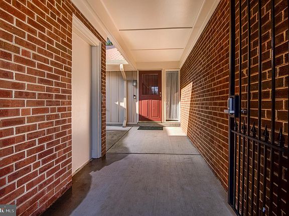 4th image of 2800 Oakton Manor Ct