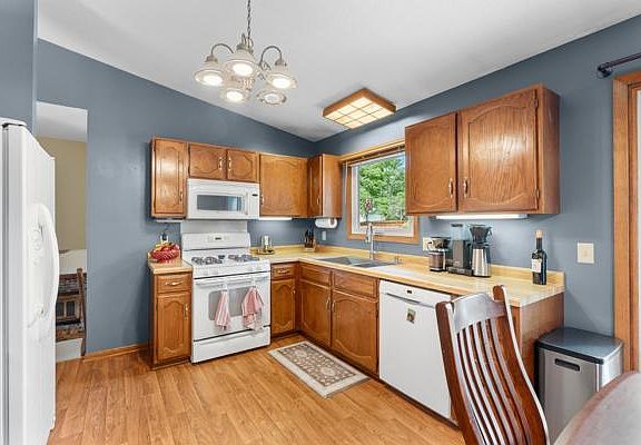 3rd image of 507 3rd St NE