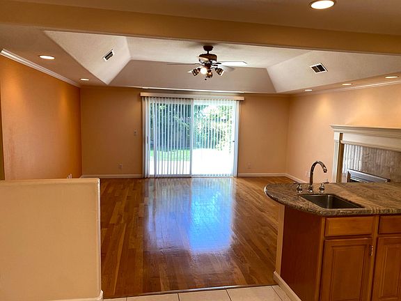 3rd image of 3471 Flora Vista Ave