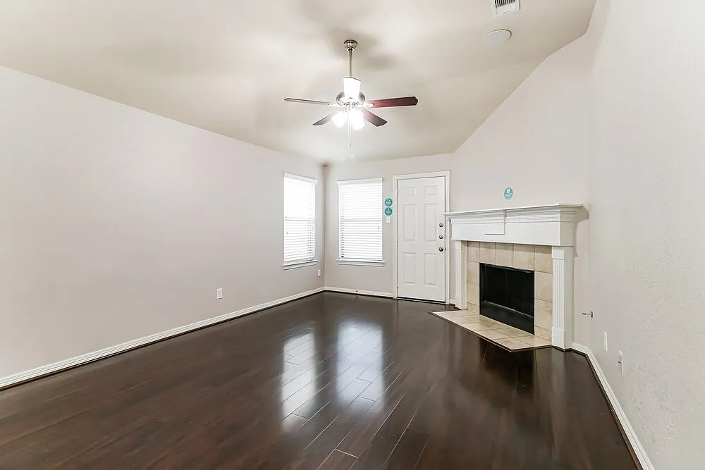 3 bed, 2.0 bath, 1498 sqft, $1,755 — Photo 3