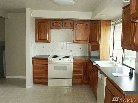 3rd image of 219 N Manzanita St