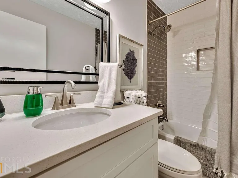 210 Booth Rd SW #B — Photo 24