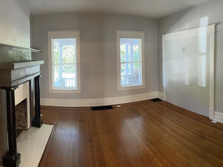 435 E Maxwell St — Photo 4