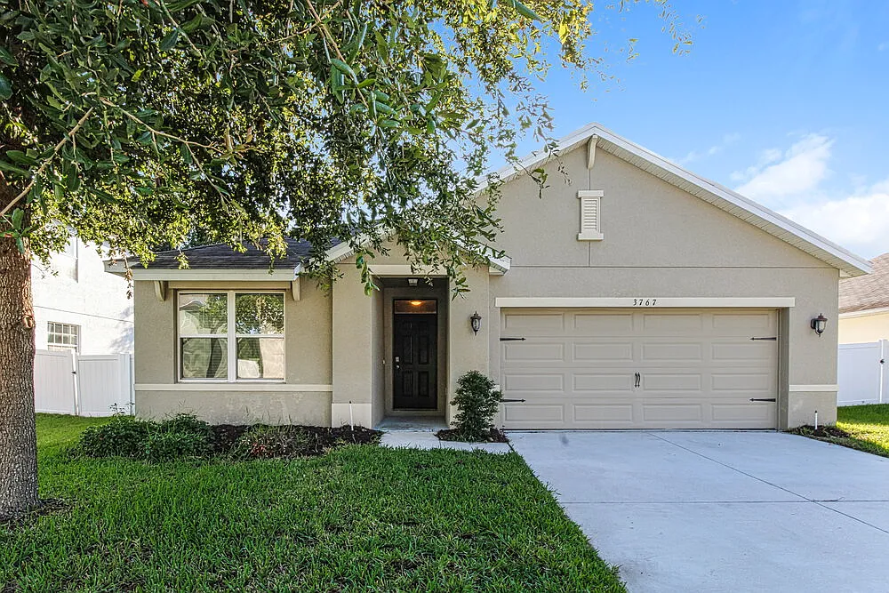 3 bed, 2.0 bath, 1641 sqft, $2,015 — Photo 1
