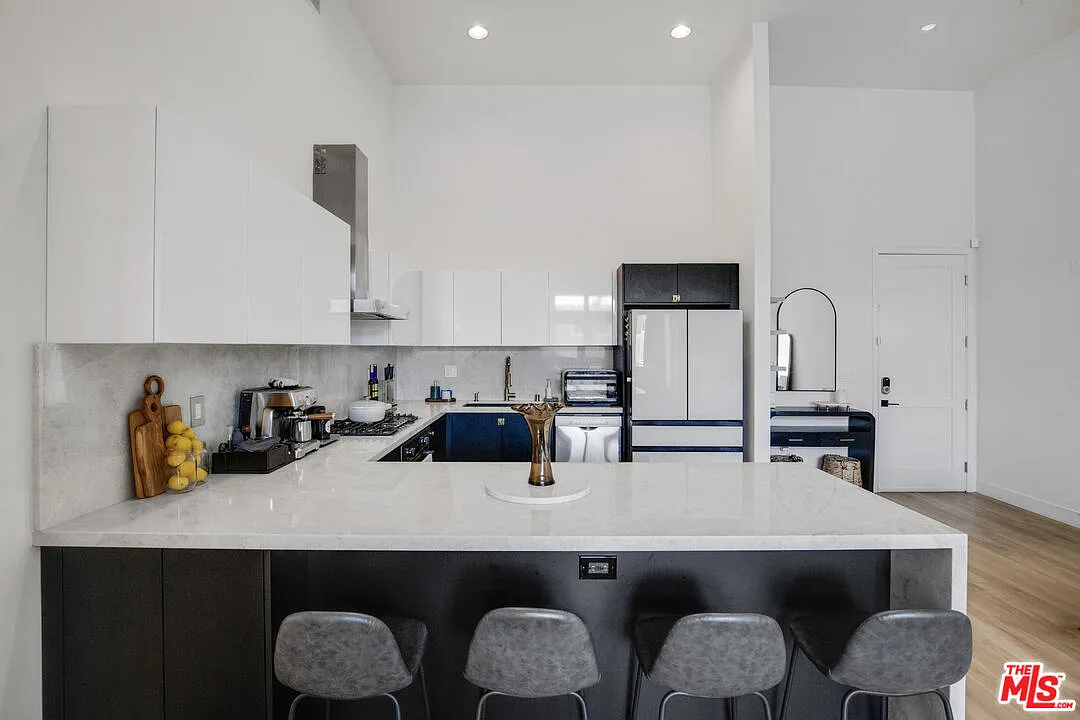2 bed, 2.0 bath, 1130 sqft, $3,750 — Photo 4