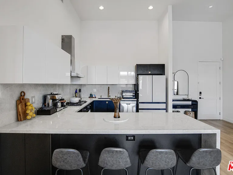 118 S Kenwood St #102 — Photo 1