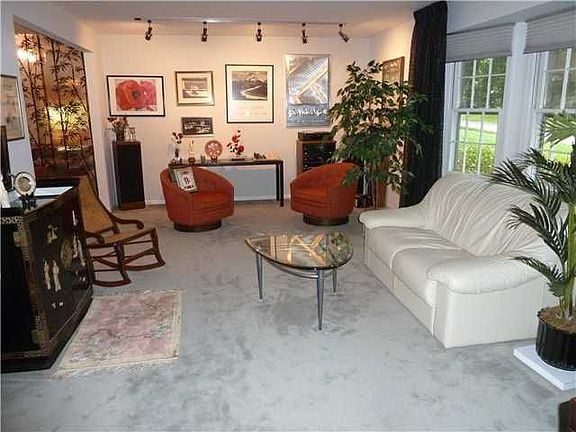 3rd image of 17 Candlewood Cir