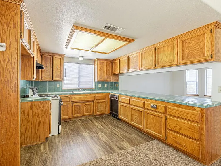 6940 Quezon Ave — Photo 13