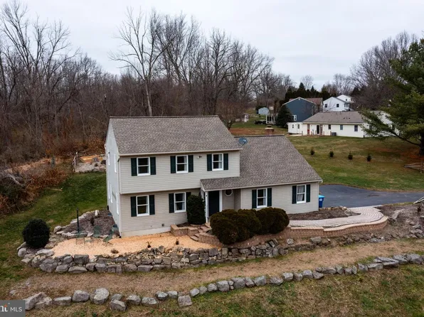 241 Dove Dr, Honey Brook, PA 19344