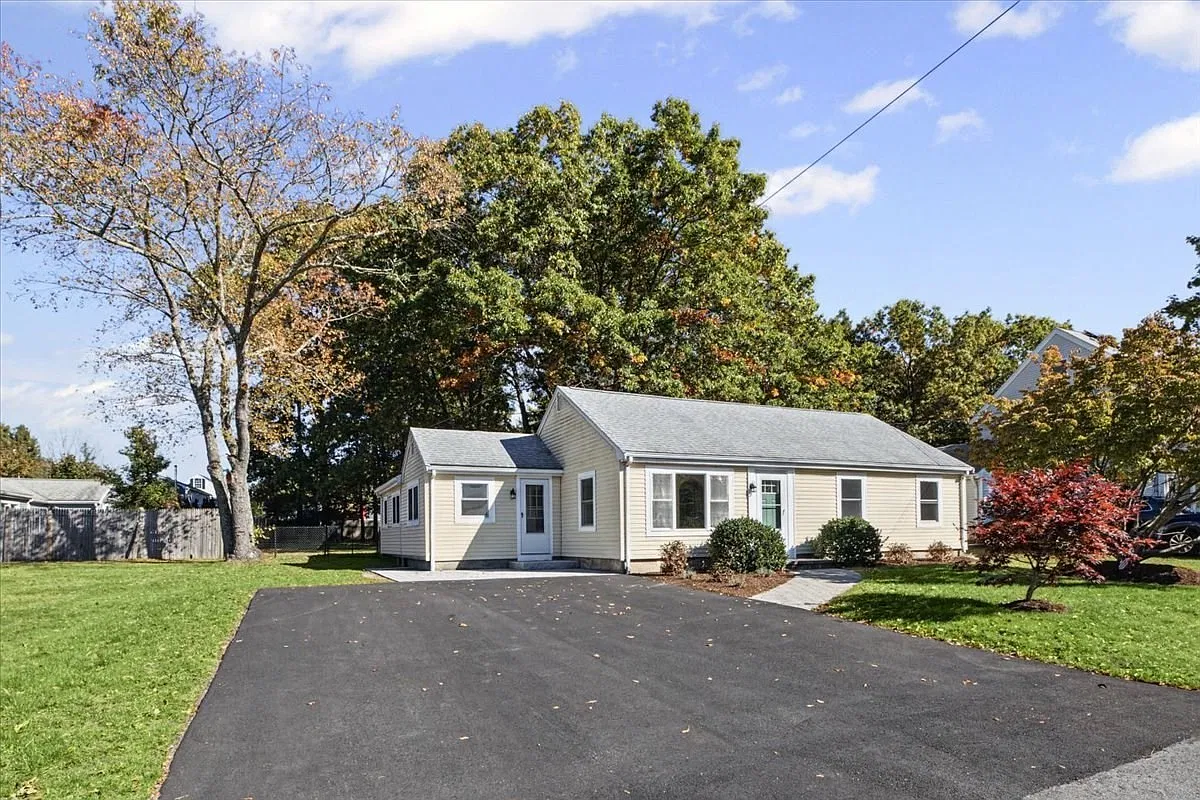 3 bed, 1.0 bath, 1272 sqft, $3,600 — Photo 3