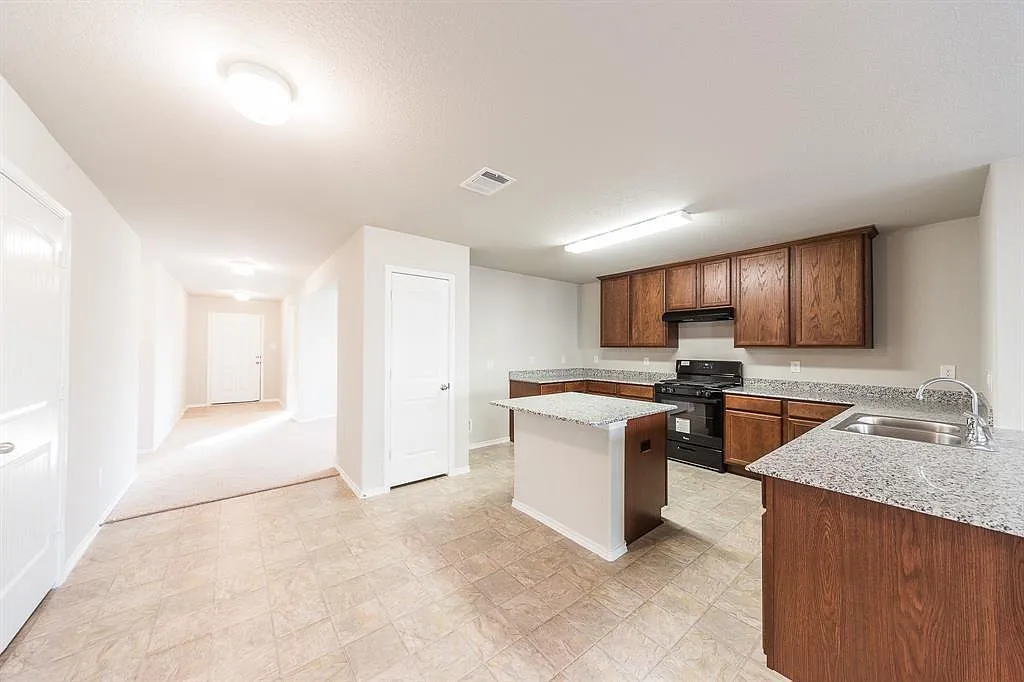 3 bed, 2.0 bath, 1951 sqft, $2,090 — Photo 4