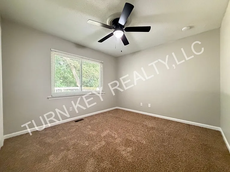 2221 Diane Dr — Photo 11