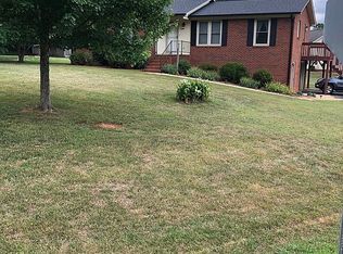1800 Woodridge Cir, Hickory, NC 28602