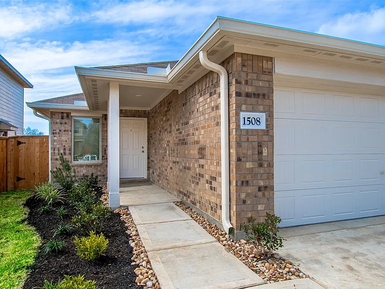 1508 Las Cuevas Dr — Photo 2