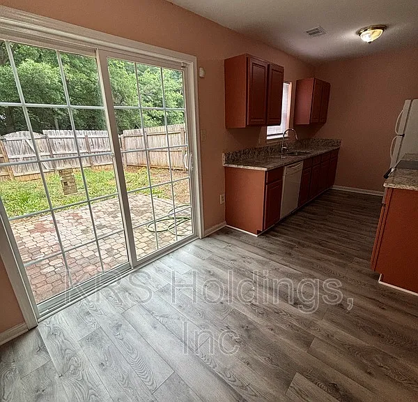 1235 Thomas Jefferson Pl — Photo 11