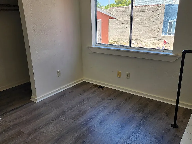 870 S Stone Ave — Photo 12