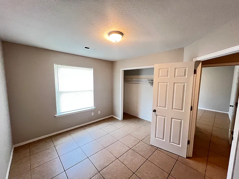 823 N Lola Ln — Photo 13