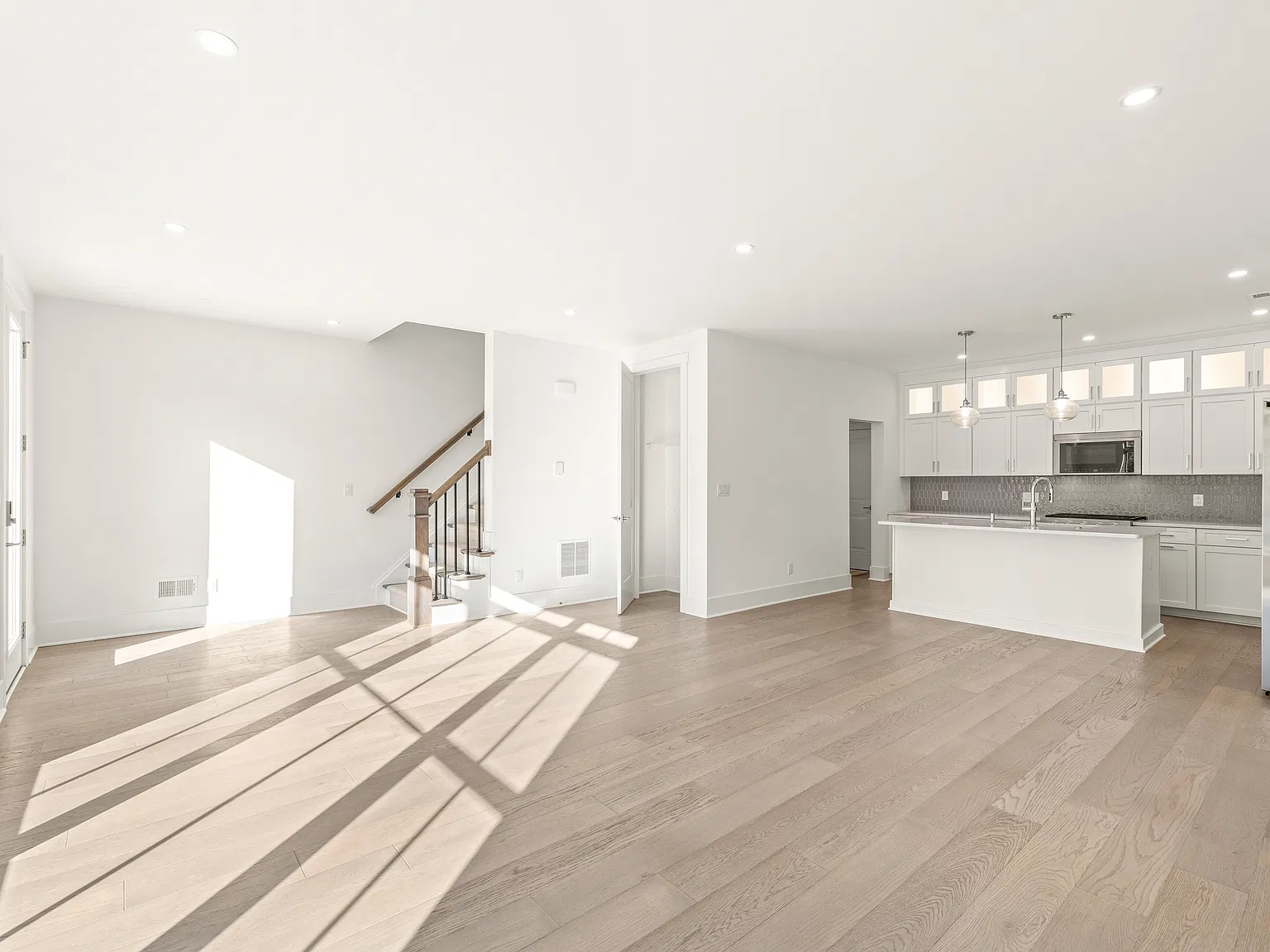 3 bed, 2.5 bath, 1709 sqft, $4,500 — Photo 4
