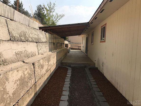 5th image of 815 NE Hillside Way