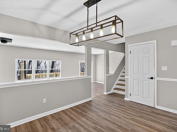 3rd image of 9 E Ridge Mews