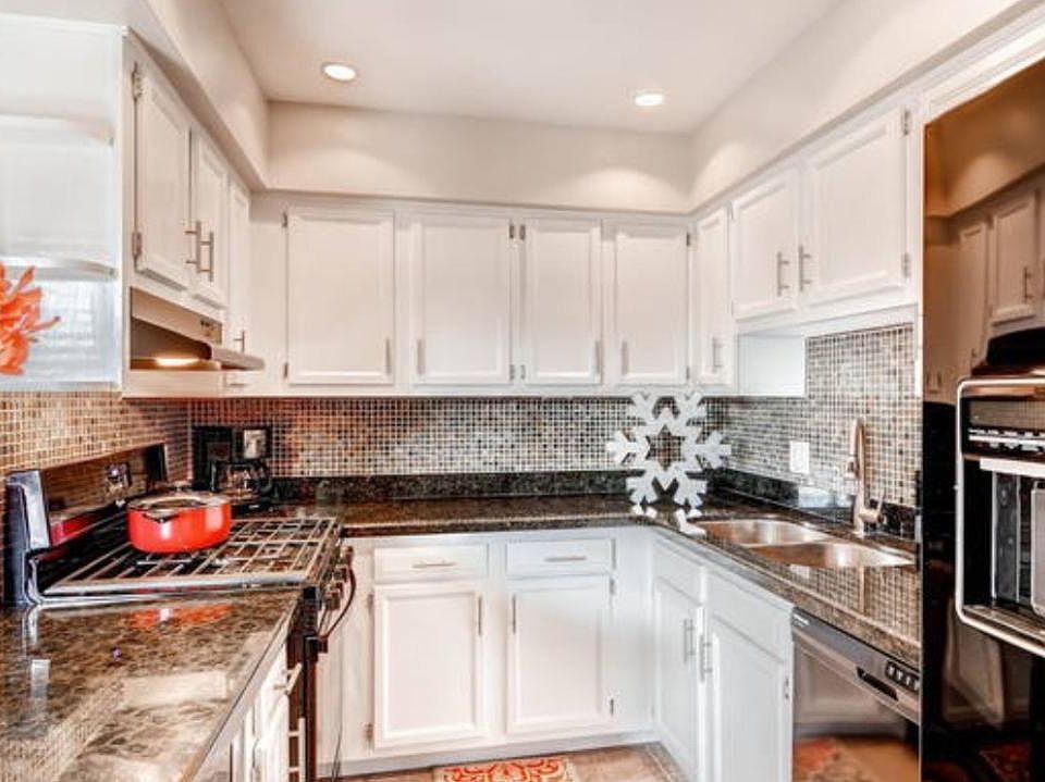 Fully furnished kitchen w/ wine fridge & gas range!