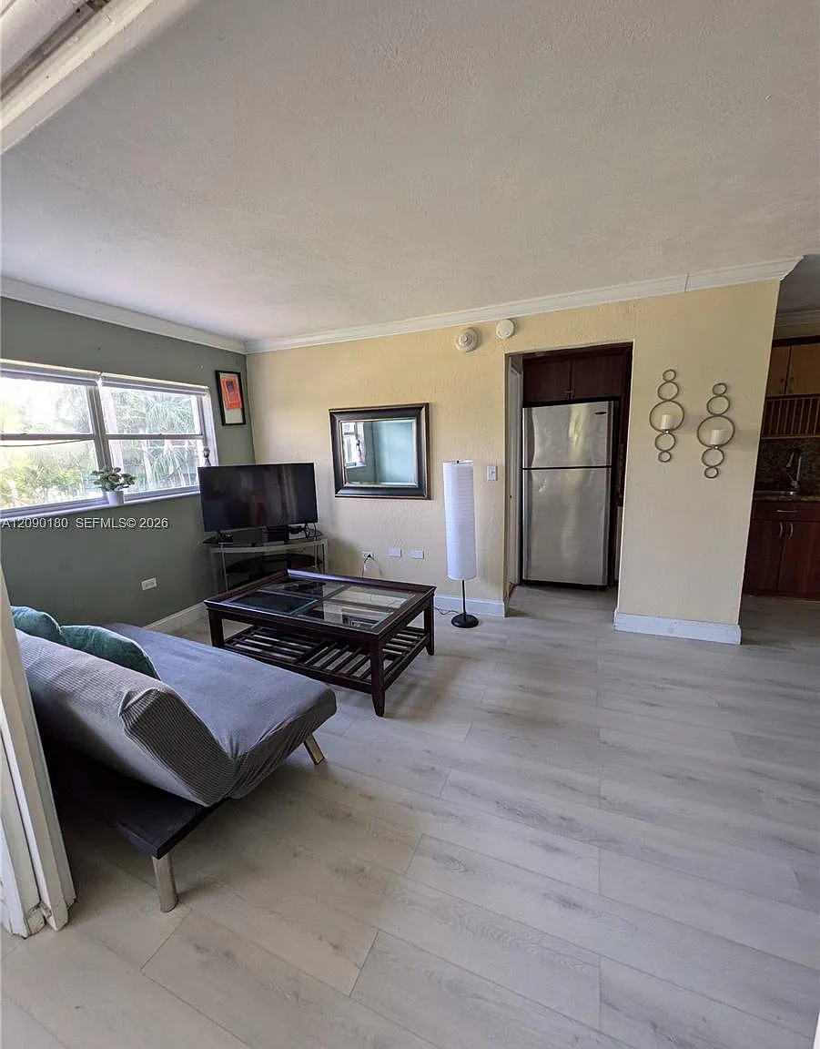 Octagon Towers I Condo — Photo 3
