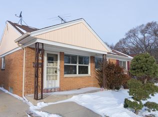 4051 S Swift Ave, St Francis, WI 53235